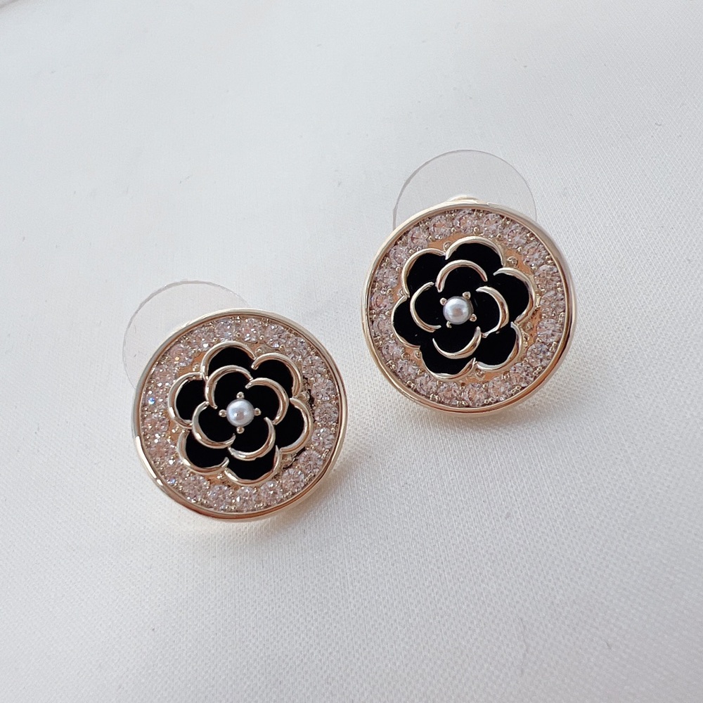 Gold round stud earrings